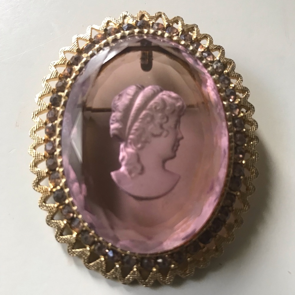 Beautiful Vintage Carved Glass Cameo Brooch